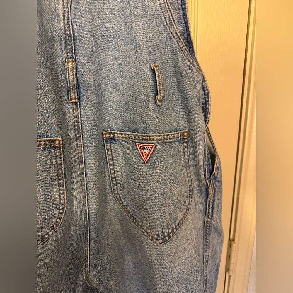 VINTAGE GUESS BIB OVERALLS  SHORTS WOMEN SIZE 4 FADED  COLLEGE THRASHED 80S CALI - Picture 4 of 7